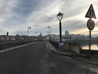 Renovación del pavimiento en el puente de Alba de Tormes